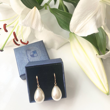 Load image into Gallery viewer, Pearl Drop earrings
