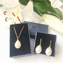 Load image into Gallery viewer, Pearl Drop earrings
