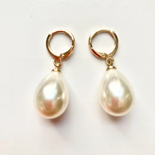 Load image into Gallery viewer, Pearl Drop earrings
